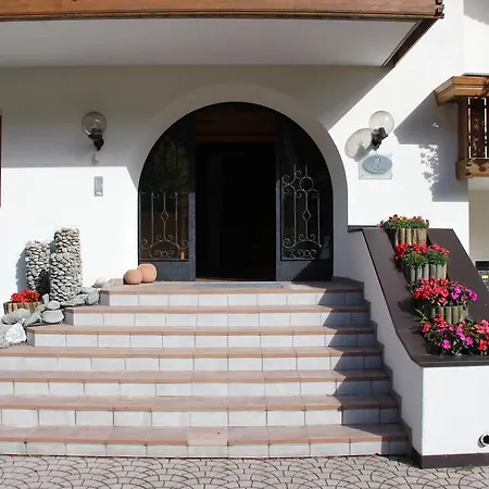 Aparthotel Garni Haus Hubertus Malles Venosta